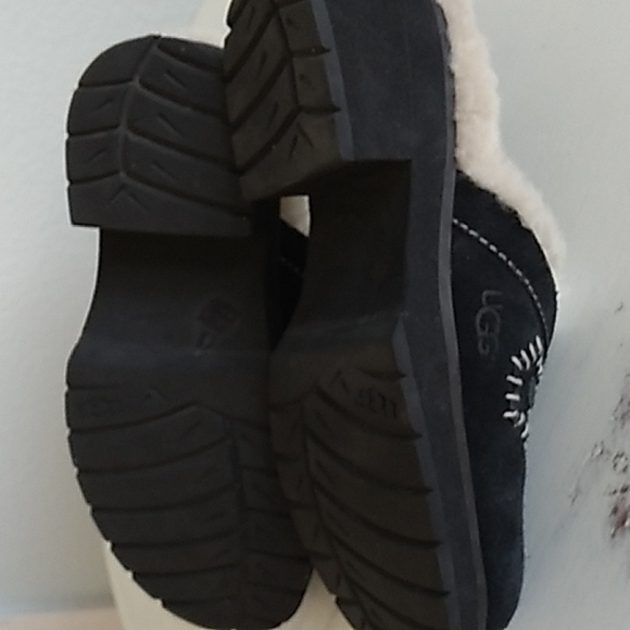 UGG Black  Sheepskin Lined Clogs Girls Youth 5237 - Picture 13 of 16